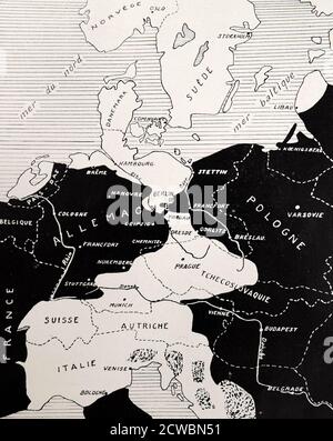 Photographie en noir et blanc de la Seconde Guerre mondiale (1939-1945) montrant une carte de l'Allemagne à la fin d'avril 1945; les forces alliées ont coupé l'armée allemande en deux et ont avancé pour obtenir la victoire. Banque D'Images