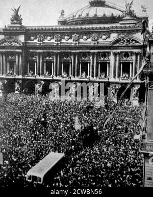 Photographie en noir et blanc de la Seconde Guerre mondiale (1939-1945) montrant Paris le jour de la victoire en Europe, le 8 mai 1945. Une grande foule de personnes se rassemblent sur la place de l'Opéra dans l'après-midi. Banque D'Images