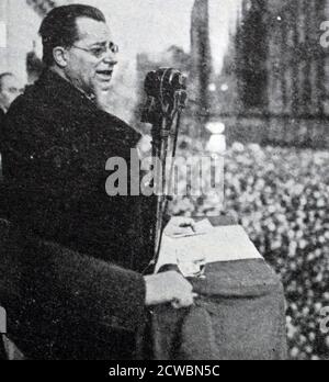 Photo en noir et blanc des dirigeants communistes : Palmiro Togliatti (1893-1964) parlant à une foule en Italie. Banque D'Images