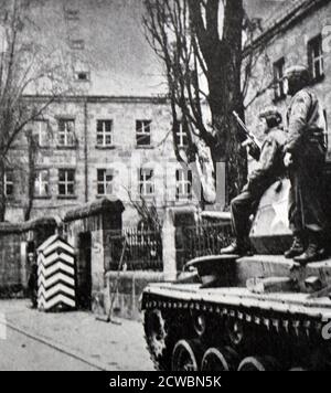 Photographie en noir et blanc de la Seconde Guerre mondiale (1939-1945) montrant des images relatives au procès de Nuremberg, la plus grande accusation de l'histoire, et qui a commencé en novembre 1945; l'entrée de la prison de Nuremberg, gardée par des soldats alliés et un char. Banque D'Images