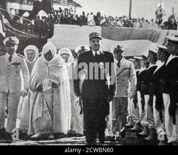 Photographie en noir et blanc de trois grands dirigeants; le général Alphonse Juin (1888-1967), résident général au Maroc débarquant à Casablanca. Banque D'Images