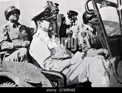 Photographie en noir et blanc de la guerre de Corée (1950-1953); le général américain Douglas MacArthur (1880-1964) dans sa jeep. Banque D'Images