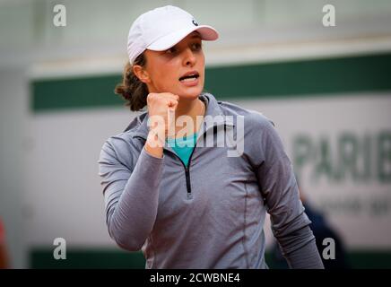 IGA Swiatek de Pologne en action contre Marketa Vondrousova de la République tchèque lors du premier tour au Roland Garros 2020, Grand Chelem tennis Banque D'Images