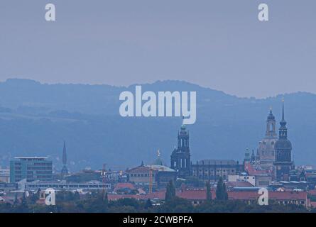 Dresde, Allemagne. 29 septembre 2020. Vue sur Dresde avec la Maison de la presse (l-r), l'église Saint-Pierre, l'Opéra Semper, le dôme de l'Académie des Beaux-Arts, le Ständehaus, la Hofkirche, la Frauenkirche et le Hausmannsturm. Credit: Robert Michael/dpa-Zentralbild/ZB/dpa/Alay Live News Banque D'Images