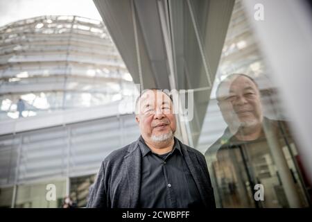 Berlin, Allemagne. 29 septembre 2020. Ai Weiwei, artiste et activiste des droits de l'homme, se tient à l'événement spécial Cinéma pour la paix : « Je suis un Hong Kong » au niveau du groupe parlementaire du Bundestag. Le Commissaire aux droits de l'homme du Bundestag a été présenté le film 'Coronation' par ai Waiwai et, par la suite, une table ronde a été tenue pour discuter des questions actuelles concernant Hong Kong et Taiwan. Credit: Michael Kappeller/dpa/Alay Live News Banque D'Images