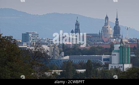 Dresde, Allemagne. 29 septembre 2020. Vue de Dresde avec la Haus der presse (l-r), le dôme de la Hochschule für Bildende Künste, le Semperoper, le Ständehaus, la Hofkirche, la Frauenkirche et le Hausmannsturm. Credit: Robert Michael/dpa-Zentralbild/ZB/dpa/Alay Live News Banque D'Images