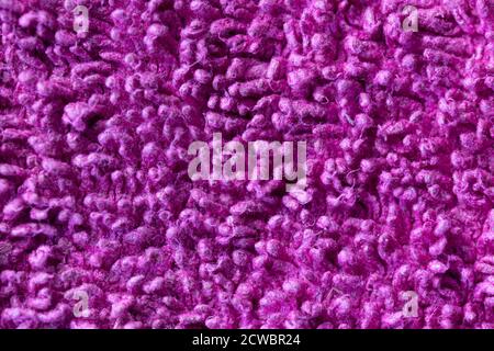 Texture d'un tapis pourpre doux et déchiqueuse Banque D'Images