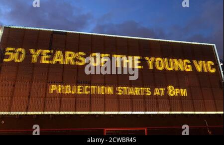 Le YV 50th projection Project, avec des personnes et des productions de cinq décennies au Young Vic in the Cut, Londres SE1. Le théâtre, qui a ouvert ses portes en septembre 1970, célèbre son 50e anniversaire. Banque D'Images