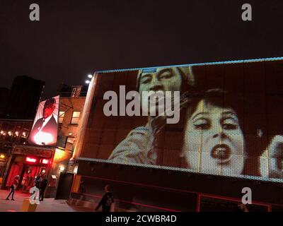 Le YV 50th projection Project, avec des personnes et des productions de cinq décennies au Young Vic in the Cut, Londres SE1. Cette photo est tirée de la production de LA DUCHESSE DE MALFI par Freehold en 1970. Le théâtre, qui a ouvert ses portes en septembre 1970, célèbre son 50e anniversaire. Banque D'Images