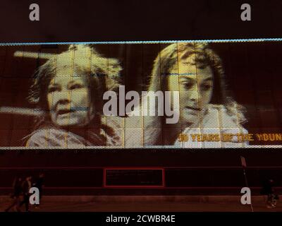 Le YV 50th projection Project, avec des personnes et des productions de cinq décennies au Young Vic in the Cut, Londres SE1. Cette photo montre Judi Dench et Niamh Cusack dans LA CHARRUE ET LES ÉTOILES par Sean O’Casey en 1991. Le théâtre, qui a ouvert ses portes en septembre 1970, célèbre son 50e anniversaire. Banque D'Images