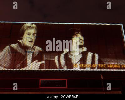 Le YV 50th projection Project, avec des personnes et des productions de cinq décennies au Young Vic in the Cut, Londres SE1. Cette photo montre Christopher Timothy et Richard O’Callaghan à ROSENTRANTZ ET GUILDENSTERN SONT MORTS par Tom Stoppard en 1975. Le théâtre, qui a ouvert ses portes en septembre 1970, célèbre son 50e anniversaire. Banque D'Images