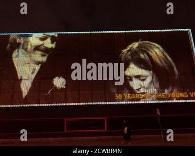 Le YV 50th projection Project, avec des personnes et des productions de cinq décennies au Young Vic in the Cut, Londres SE1. Cette photo montre Michael Byrne et Jane Wood dans UN GOÛT DE MIEL par Shelagh Delaney en 1973. Le théâtre, qui a ouvert ses portes en septembre 1970, célèbre son 50e anniversaire. Banque D'Images