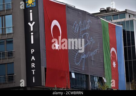 29 septembre 2020, Ankara, Turquie: L'opposition turque le parti IYI (Good) porte des drapeaux nationaux turcs et azerbaïdjanais sur la façade de son siège pour montrer son soutien à l'Azerbaïdjan contre l'Arménie. (Image crédit : © Altan Gocher/ZUMA Wire) Banque D'Images