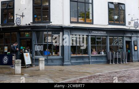 Exeter, Royaume-Uni - août 19 2020 : la façade du restaurant Pizza Express à High Street Banque D'Images