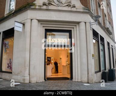 Exeter, Royaume-Uni - août 19 2020 : la façade de la boutique Pandora Jewelers à Bedford Street Banque D'Images