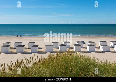 Des rangées de cabanes de plage en bois blanc à la plage de Løkken, au Danemark Banque D'Images