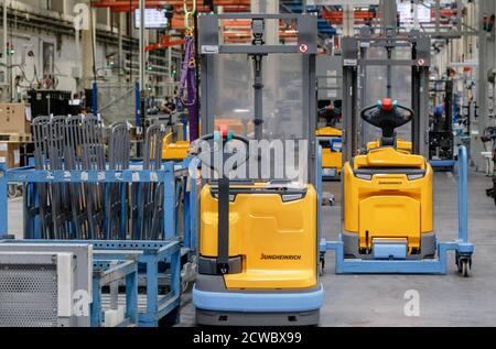 Norderstedt, Allemagne. 23 septembre 2020. Deux chariots élévateurs Jungheinrich sont situés à l'usine de Norderstedt. Credit: Markus Scholz/dpa/Alay Live News Banque D'Images