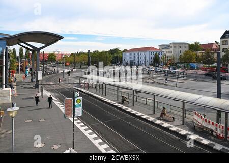 Potsdam, Allemagne. 29 septembre 2020. La piste de la gare centrale est presque déserte lors de la grève d'avertissement dans les transports publics. Dans le conflit de négociations collectives à l'échelle nationale sur les conditions de travail des employés des transports publics, douze compagnies de transport public de Brandebourg ont également été en grève. Credit: Soeren Stache/dpa-Zentralbild/dpa/Alay Live News Banque D'Images