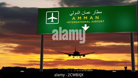 Silhouette d'avion atterrissage à Amman, Jordanie. Arrivée en ville avec panneau indiquant la direction de l'aéroport et coucher de soleil en arrière-plan. Concept de voyage et de transport Banque D'Images
