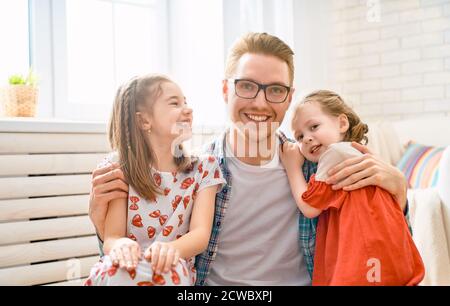 Famille heureuse et aimante. Papa et ses filles enfants filles jouant ensemble. Concept de fête des pères. Banque D'Images