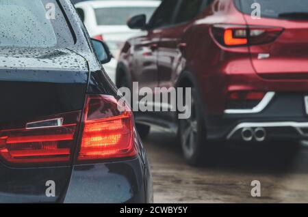 Feux arrière de voiture, embouteillages pendant les heures de pointe. Banque D'Images