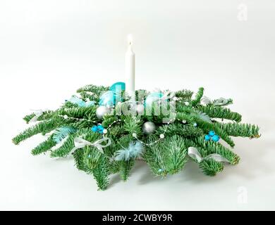 Noël couronne table décoration bannière. Branches de sapin vert boules bleues lumières isolées blanc fond minimaliste Banque D'Images