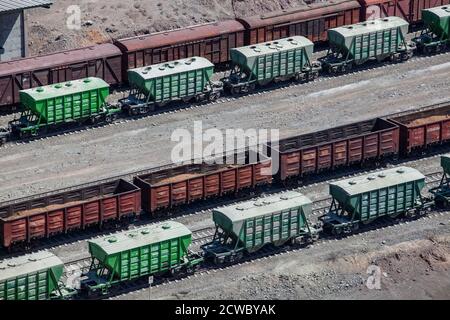 Mynaral/Kazakhstan - avril 23 2012 : terminal ferroviaire. Wagons de chemin de fer wagon-trémie sur les rails. Cimenterie moderne dans le désert. Lac Balkhash, Kazakhstan. Banque D'Images