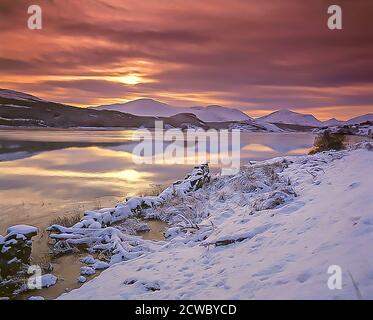 A Winters coucher de soleil sur les collines de Lochaber depuis Moy Loch sur Creag Meagaidh, Glen Spean. Banque D'Images