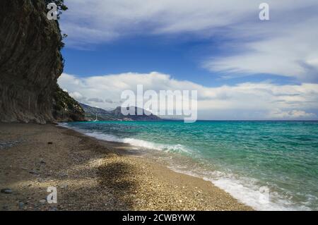 plage ensoleillée avec eau claire et célèbre formation de rochers. Plage de Cala Luna, Sardaigne, Italie Banque D'Images