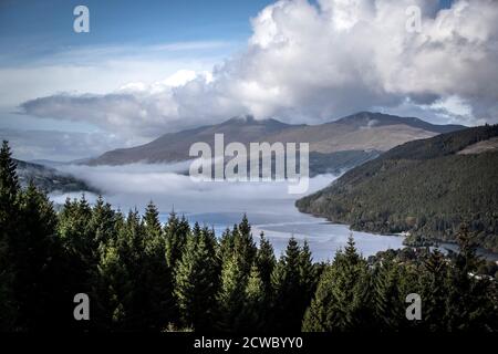 Le matin, la brume se déforme sur le Loch Tay, près de Kenmore, dans le Perthshire. Banque D'Images