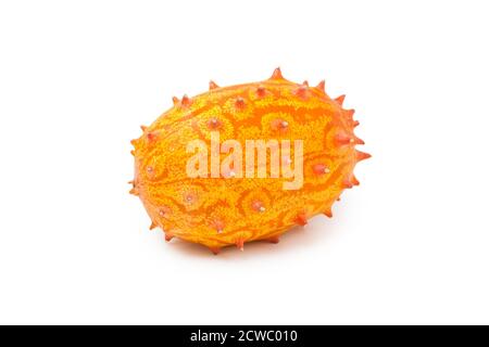 Kiwano ou melon corné africain isolé sur fond blanc. Haie de citrouille, tomate anglaise, concombre corné africain. Banque D'Images