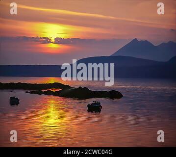 Vue sur les collines de Cullin de l'île de Skye depuis Tarskavaig. Banque D'Images