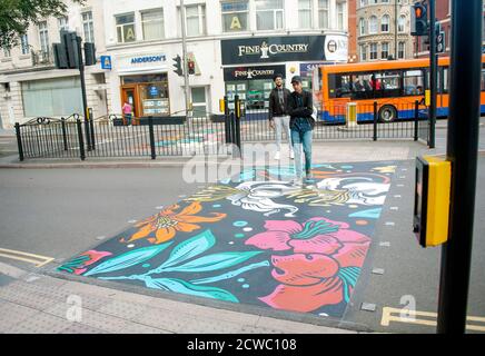 Le Conseil municipal de Leicester a chargé l'artiste Phil Blake de concevoir deux passages à niveau colorés pour piétons pour un coût de 23 000 £. Banque D'Images