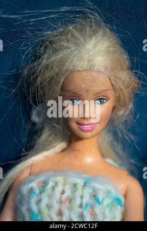 Close-up of a Barbie Doll face aux cheveux blonds Banque D'Images