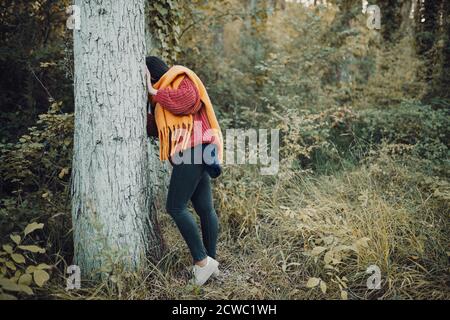 Femme marchant dans la forêt pendant la journée Banque D'Images