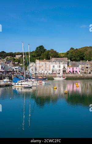 Port de Padstow, vue en été de la North Quay Parade dans le port de Padstow, Cornwall, sud-ouest de l'Angleterre, Royaume-Uni Banque D'Images