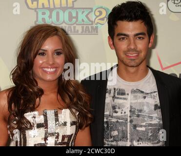 Demi Lovato et Joe Jonas arrivent à la première mondiale du « Camp Rock 2: The final Jam » de la chaîne Disney au Alice Tully Hall du Lincoln Center à New York le 18 août 2010. Crédit : Henry McGee/MediaPunch Banque D'Images