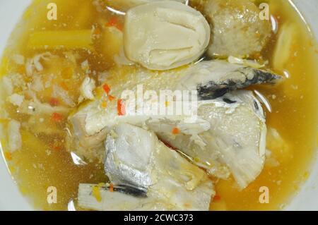 tête de poisson au saumon et champignon de la paille dans la soupe tom yum sur le bol Banque D'Images
