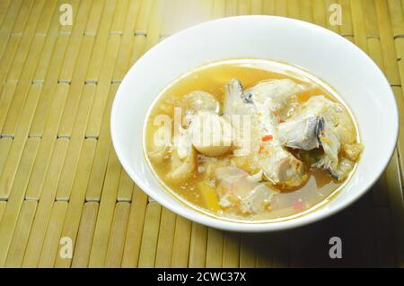 tête de poisson au saumon et champignon de la paille dans la soupe tom yum sur le bol Banque D'Images
