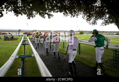 Jockey's font leur chemin pour le suivre betsaferening sur Twitter handicap à l'hippodrome de Bangor, Wrexham. Banque D'Images