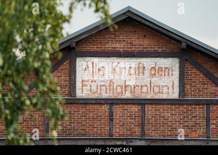 Bad Lausick, Allemagne. 23 septembre 2020. 30 ans après la fin de la République démocratique allemande (RDA), "tout le pouvoir au plan quinquennal" est encore écrit sur un mur de pignon d'un bâtiment. Credit: Peter Endig/dpa-Zentralbild/ZB/dpa/Alay Live News Banque D'Images