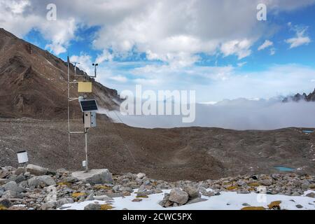 Station météorologique en montagne. Rochers, neige et pierres en vue sur la vallée de la montagne. Panorama sur la montagne. Banque D'Images