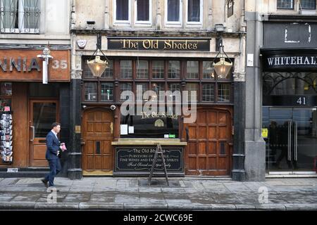 Westminster, Londres, Royaume-Uni. 29 septembre 2020. Londres reste dépourvue de touristes, avec des trottoirs presque vides à Whitehall. Le pub traditionnel Old Shades de Whitehall ferme la nuit à 22:00 pendant les restrictions actuelles concernant les coronavirus. Crédit : Malcolm Park/Alay Live News. Banque D'Images