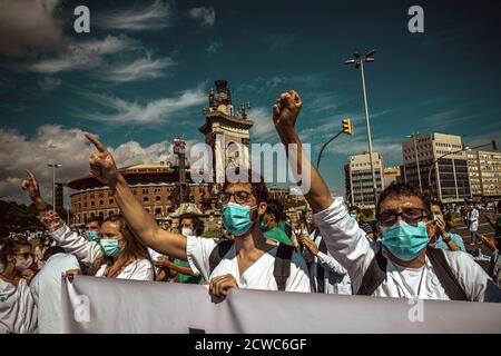 Barcelone, Espagne. 29 septembre 2020. Les jeunes médecins résidents criaient des slogans lors d'une manifestation sur les conditions précaires de leur formation postdoctorale spécialisée dans le système de santé en raison de la faiblesse des salaires, du nombre élevé d'heures de travail et du manque de surveillance. Credit: Matthias Oesterle/Alamy Live News Banque D'Images