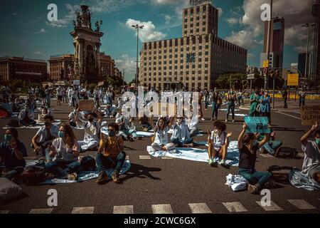 Barcelone, Espagne. 29 septembre 2020. Les jeunes médecins résidents protestent contre les conditions précaires de leur formation postdoctorale spécialisée dans le système de santé en raison de la faiblesse des salaires, du nombre élevé d'heures de travail et du manque de surveillance. Credit: Matthias Oesterle/Alamy Live News Banque D'Images