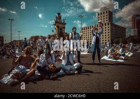 Barcelone, Espagne. 29 septembre 2020. Les jeunes médecins résidents protestent contre les conditions précaires de leur formation postdoctorale spécialisée dans le système de santé en raison de la faiblesse des salaires, du nombre élevé d'heures de travail et du manque de surveillance. Credit: Matthias Oesterle/Alamy Live News Banque D'Images