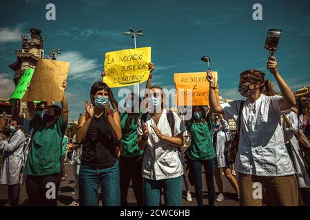 Barcelone, Espagne. 29 septembre 2020. Les jeunes médecins résidents criaient des slogans lors d'une manifestation sur les conditions précaires de leur formation postdoctorale spécialisée dans le système de santé en raison de la faiblesse des salaires, du nombre élevé d'heures de travail et du manque de surveillance. Credit: Matthias Oesterle/Alamy Live News Banque D'Images