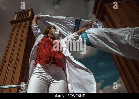 Barcelone, Espagne. 29 septembre 2020. Un jeune médecin résident danse lors d'une manifestation sur les conditions précaires pendant sa formation postdoctorale spécialisée dans le système de santé en raison de bas salaires, du nombre élevé d'heures de travail et de l'absence de surveillance crédit: Matthias Oesterle/Alamy Live News Banque D'Images