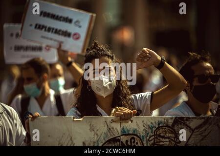 Barcelone, Espagne. 29 septembre 2020. Les jeunes médecins résidents protestent contre les conditions précaires de leur formation postdoctorale spécialisée dans le système de santé en raison de la faiblesse des salaires, du nombre élevé d'heures de travail et du manque de surveillance. Credit: Matthias Oesterle/Alamy Live News Banque D'Images