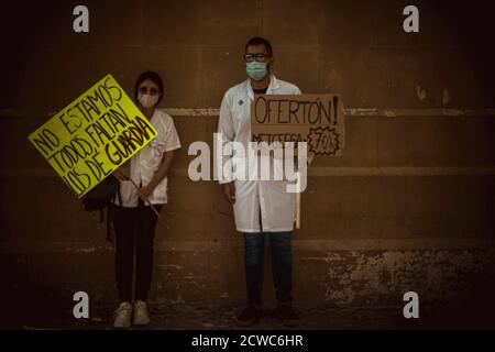 Barcelone, Espagne. 29 septembre 2020. Les jeunes médecins résidents avec leurs placards protestent contre les conditions précaires pendant leur formation postdoctorale spécialisée dans le système de santé en raison de la faiblesse des salaires, du nombre élevé d'heures de travail et du manque de surveillance. Credit: Matthias Oesterle/Alamy Live News Banque D'Images